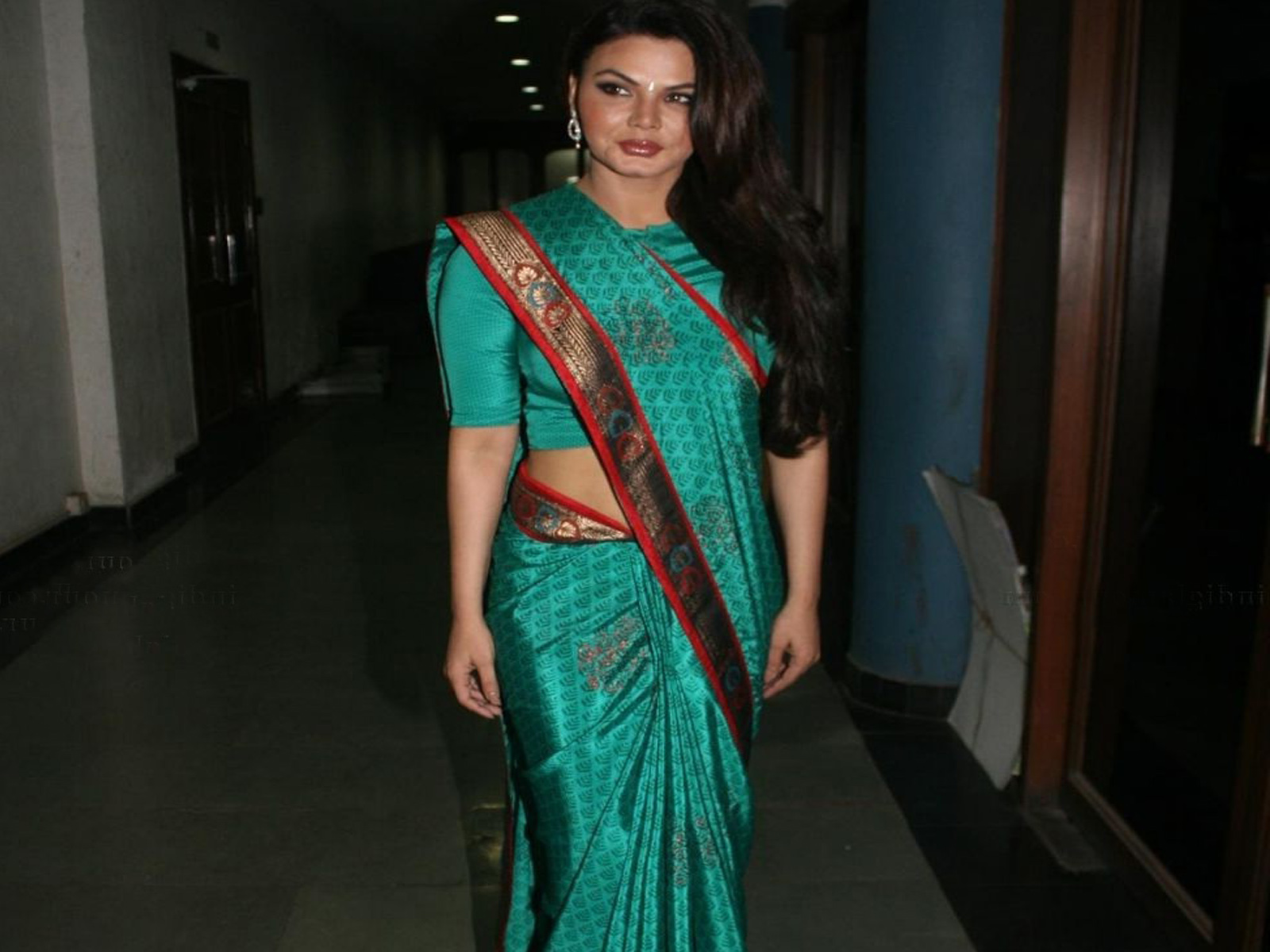 Rakhi Sawant In Green Saree Wallpapers And Backgrounds - Bollywood Actress Green Saree - HD Wallpaper 