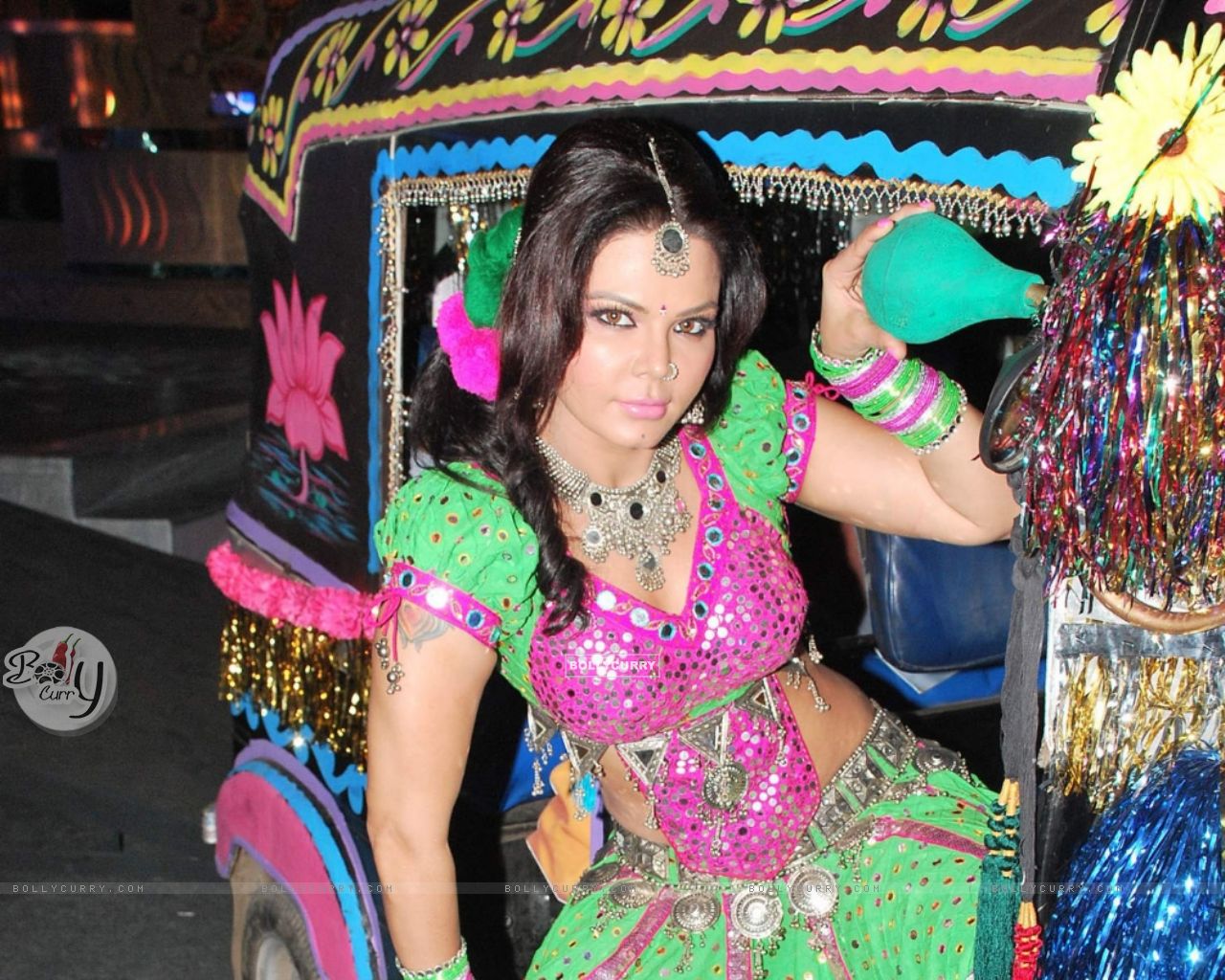 Item Girl Rakhi Sawant On The Location Of Zara Nach - Performance - HD Wallpaper 
