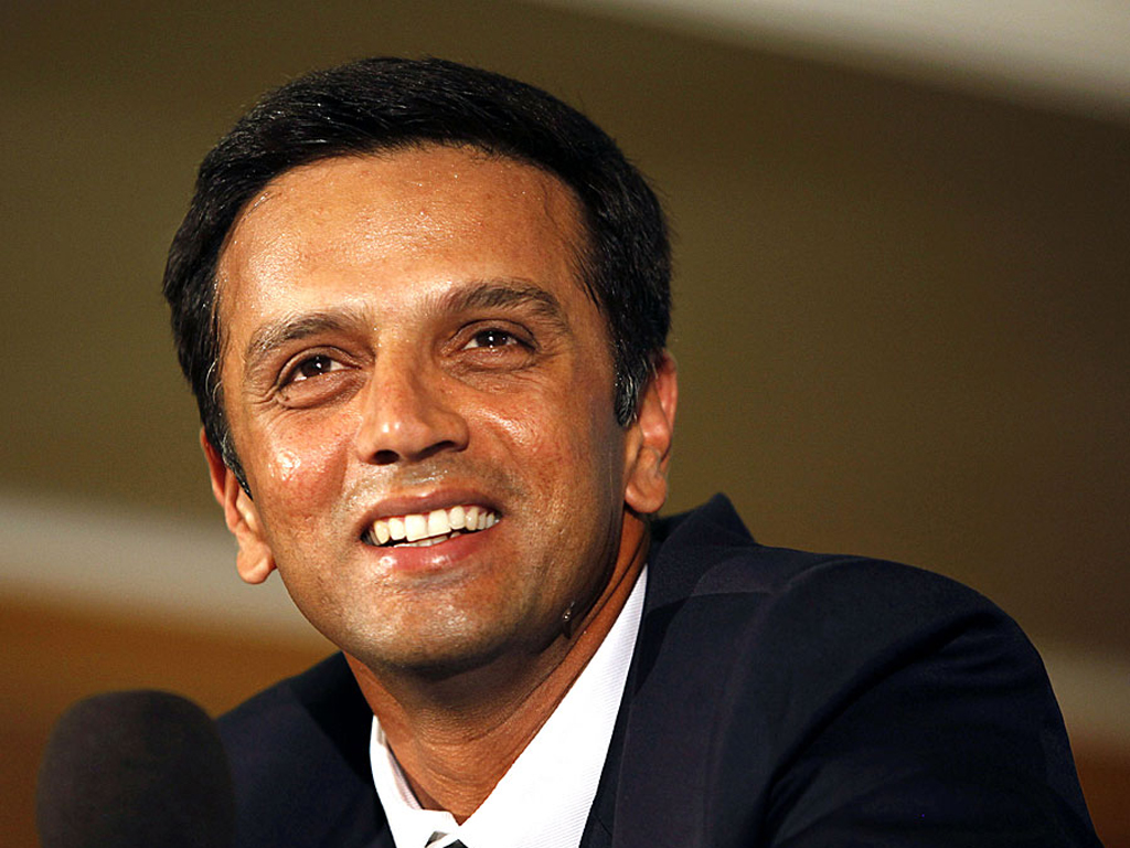 Rahul Dravid Sexy Smile Wallpaper - Rahul Dravid Pti - HD Wallpaper 
