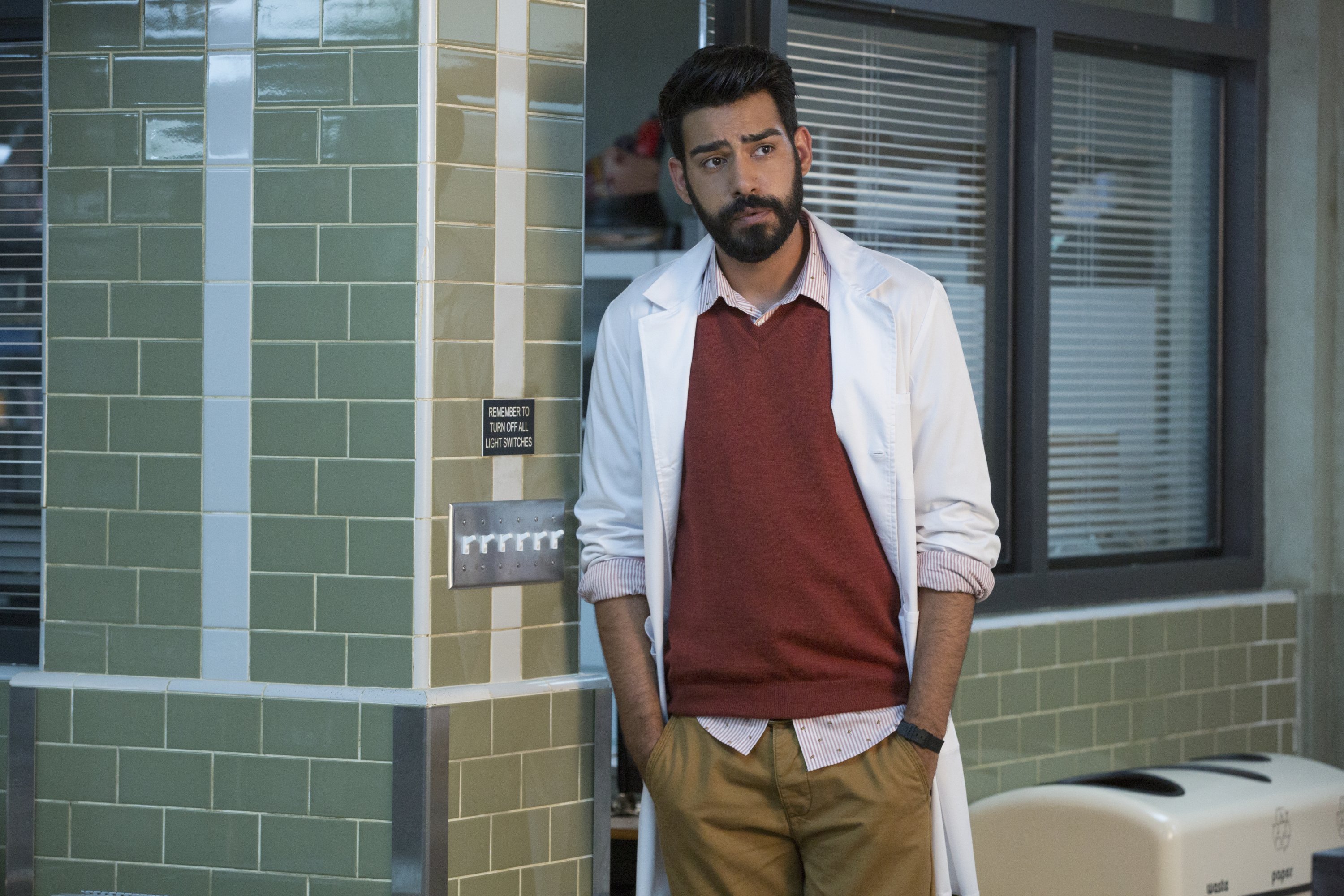 Izombie Season 2 Ravi - HD Wallpaper 