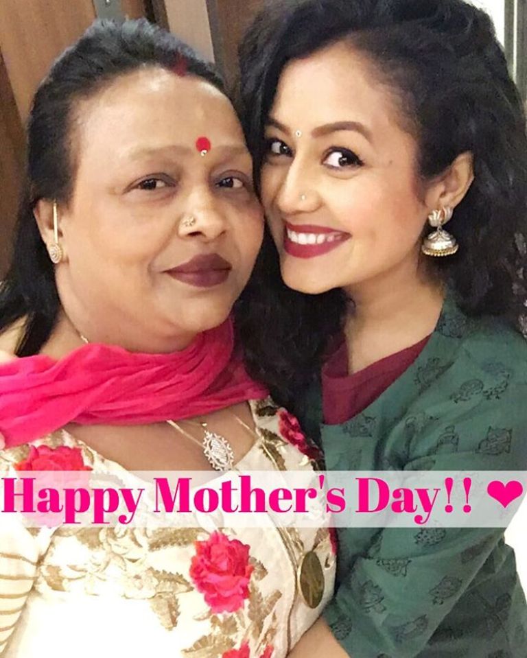 Neha Kakkar Wallpaper - Neha Kakkar With Her Mother - HD Wallpaper 