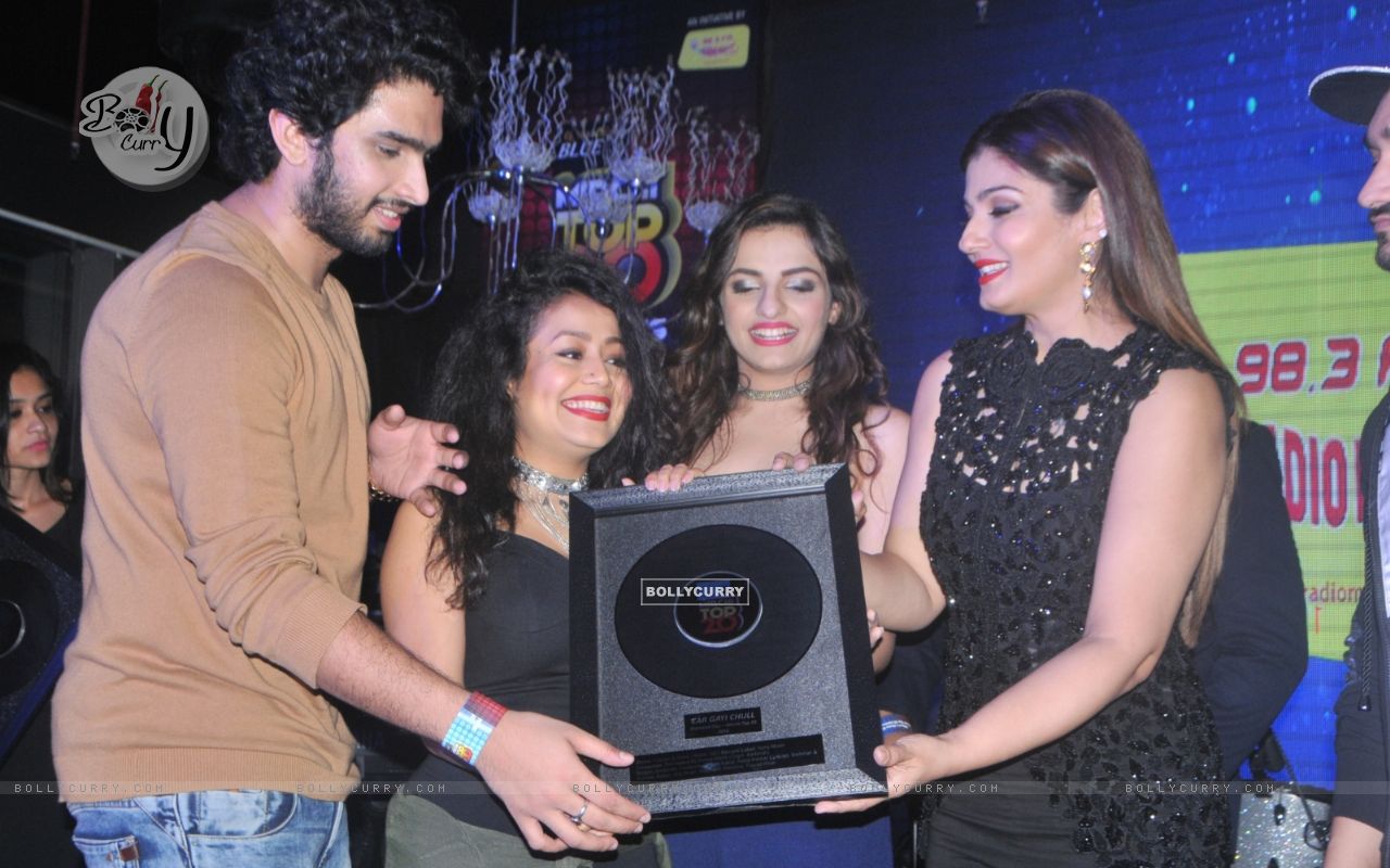 Raveena Tandon, Neha Kakkar And Amaal Mallik At Mirchi - Award Ceremony - HD Wallpaper 