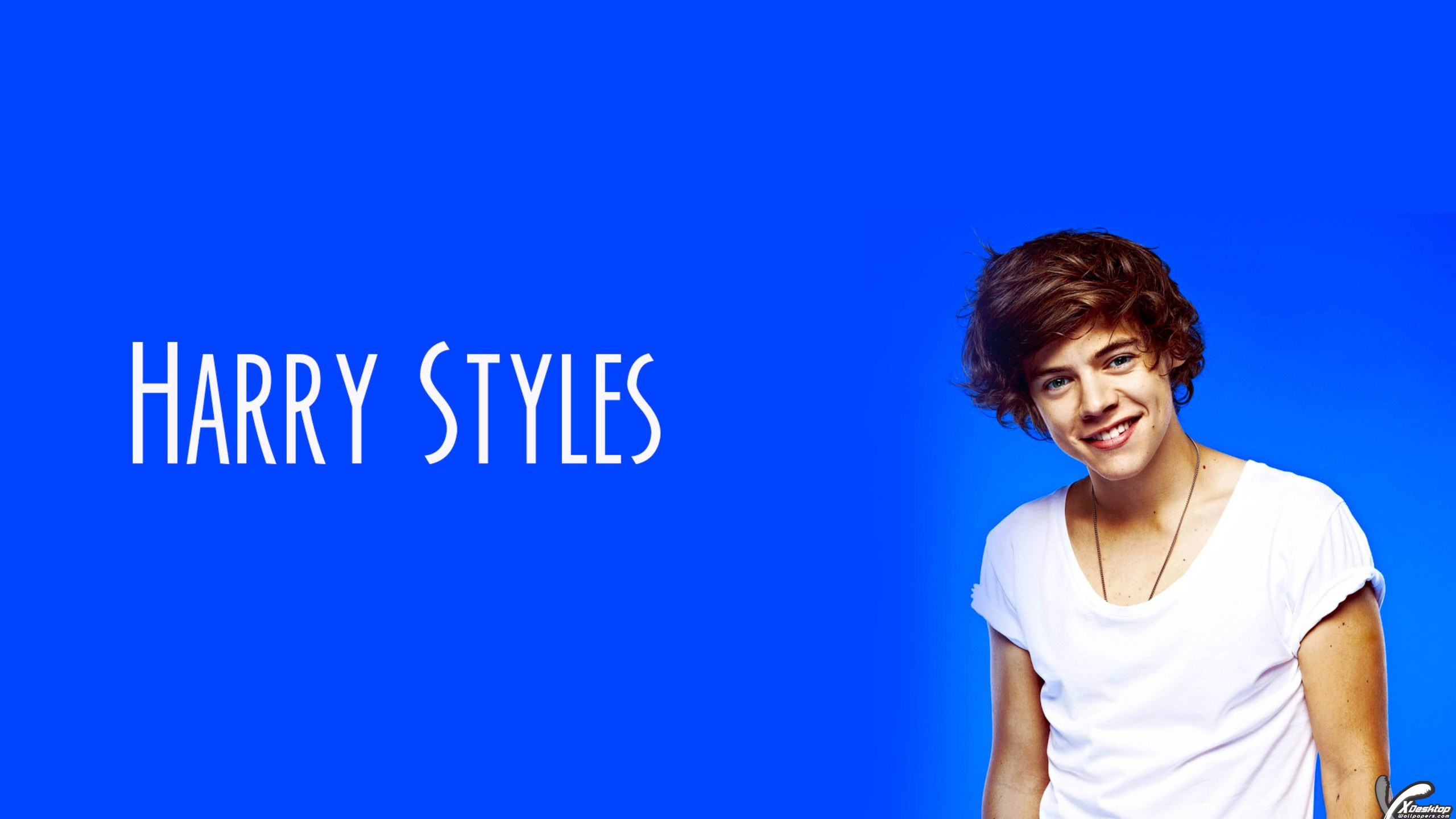 Harry Styles Smiling In White T-shirt - Harry Styles One Direction - HD Wallpaper 