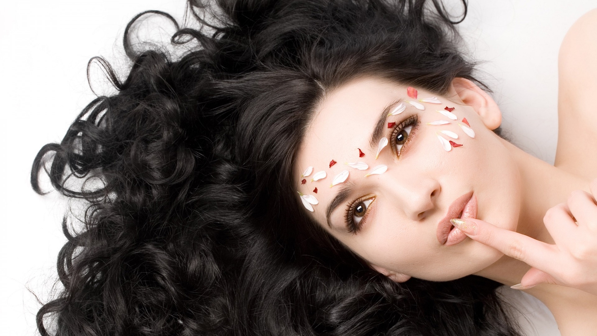 Flower Petals On Face - HD Wallpaper 