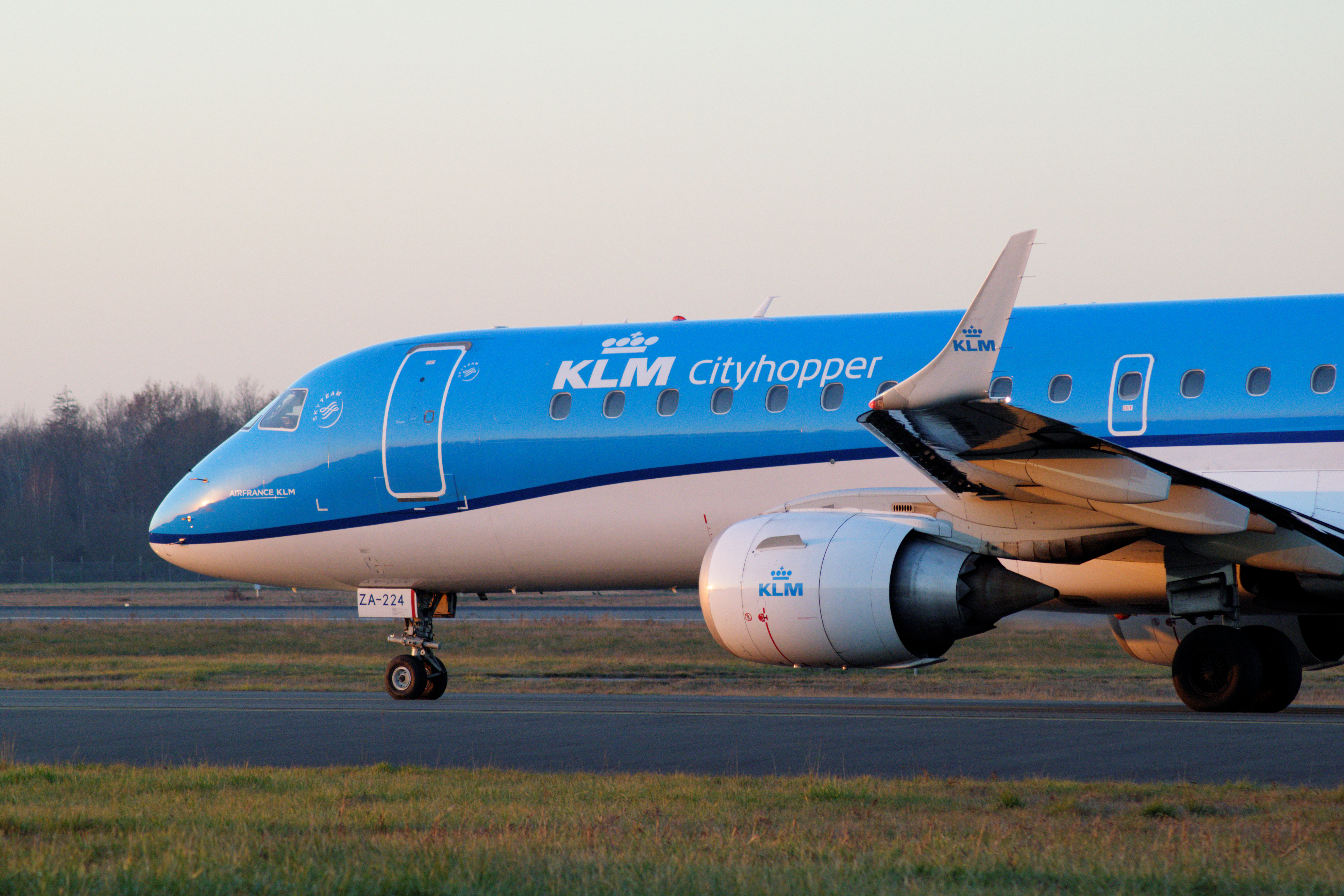 Embraer 190 Klm, Aircraft, Airplane, Avion, Jet, Hq - HD Wallpaper 