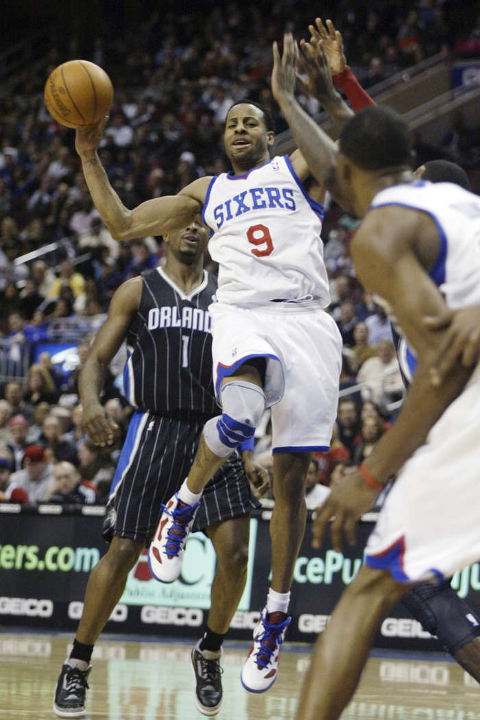Download Mobile Wallpaper Sports, Men, Basketball For - Dribble Basketball - HD Wallpaper 