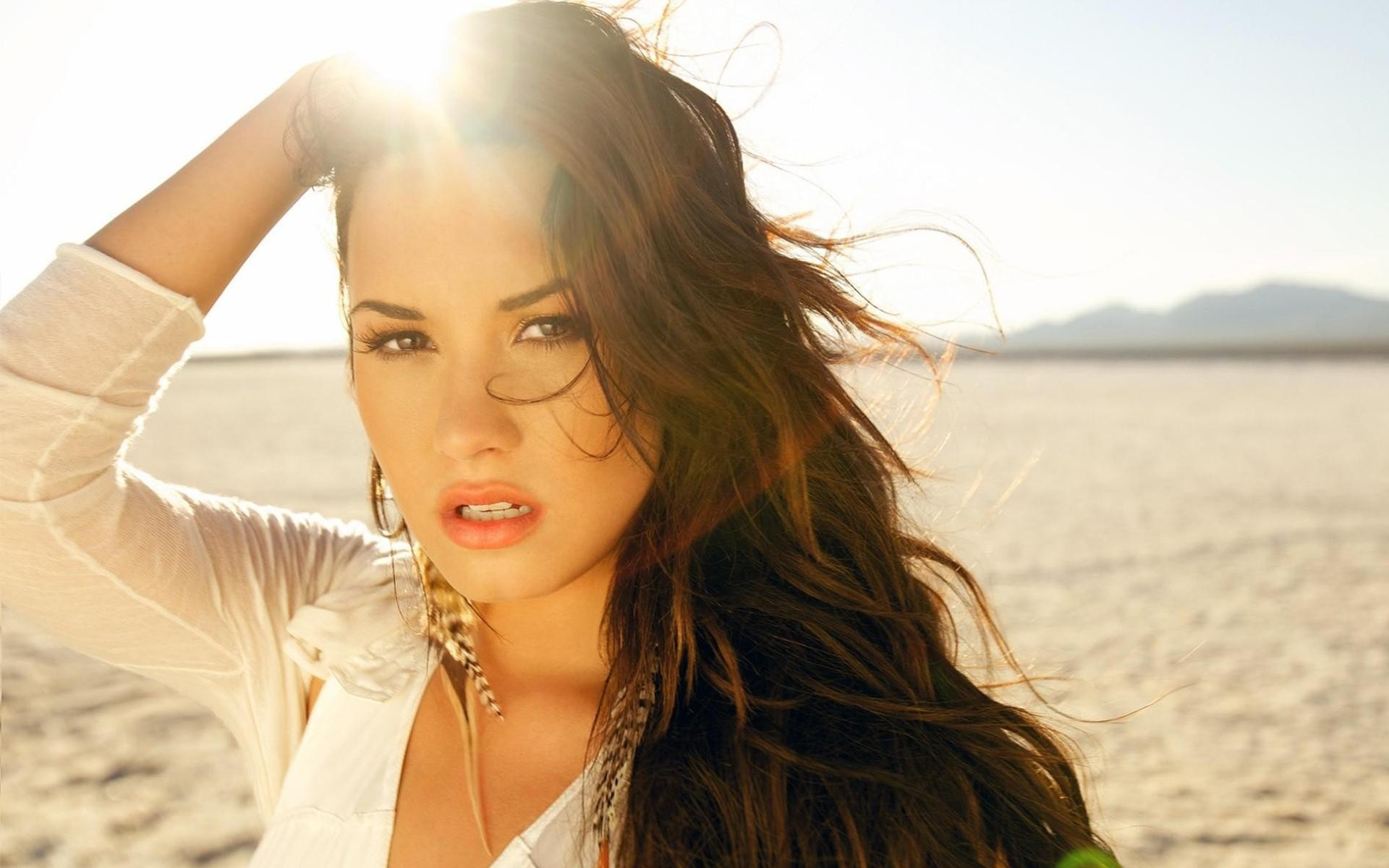 Demi Lovato Skyscraper - HD Wallpaper 