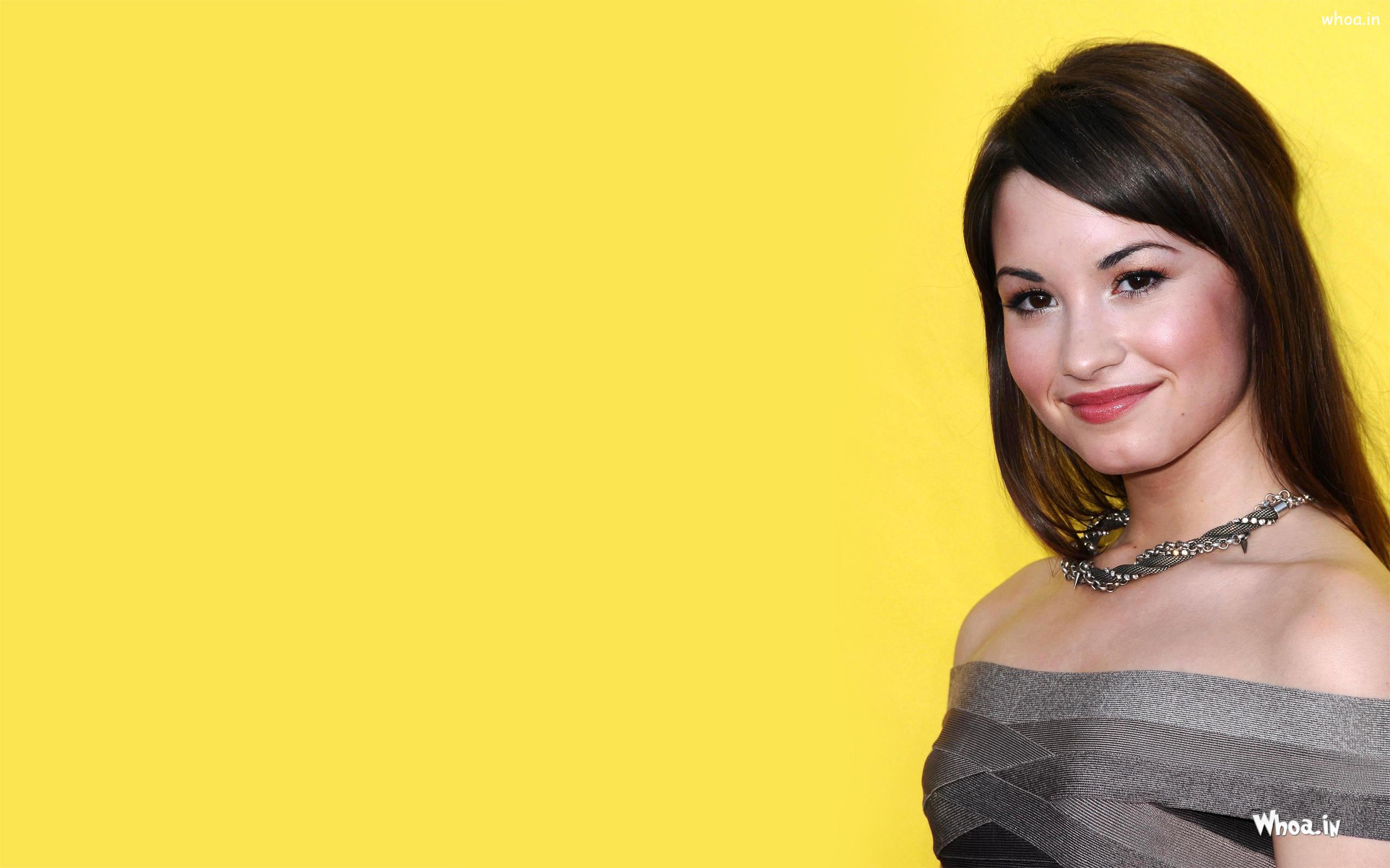 Beautiful Demi Lovato Smiling Wallpaper With Yellow - Girl - HD Wallpaper 