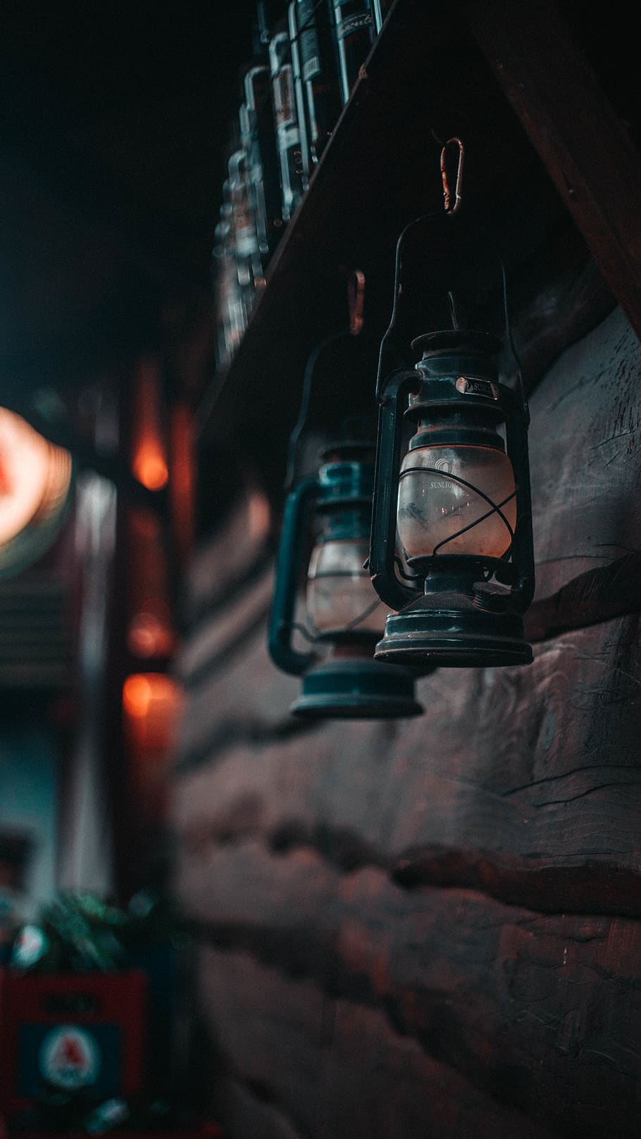 Shallow Focus Photo Of Green Lanterns, Lamp, Wristwatch, - Fondos De Pantalla De Bosques Oscuros - HD Wallpaper 