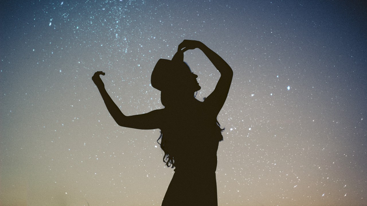 Silueta, Niña, Cielo Estrellado Wallpapers - Silhouette Girl - HD Wallpaper 
