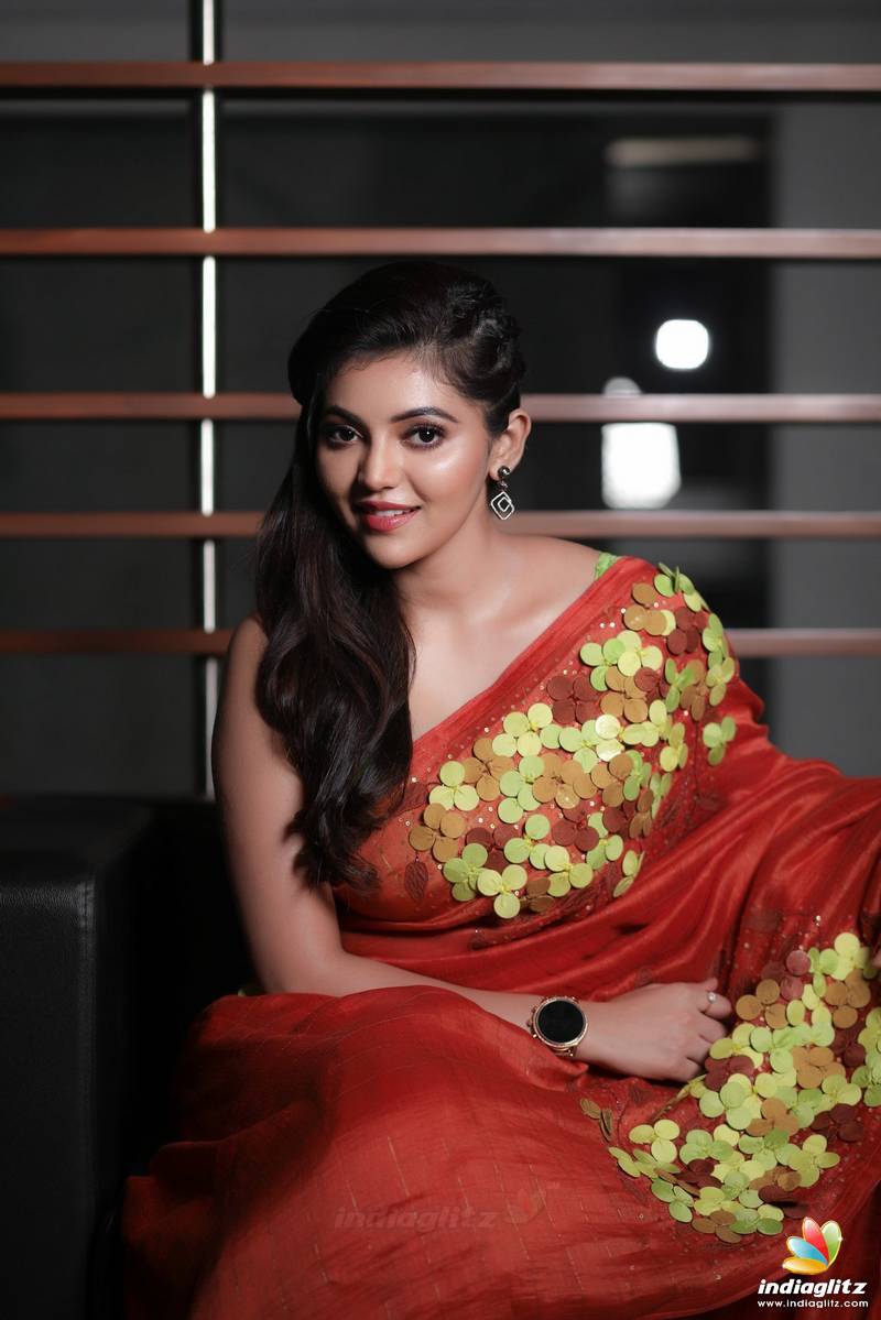 Athulya Ravi - HD Wallpaper 