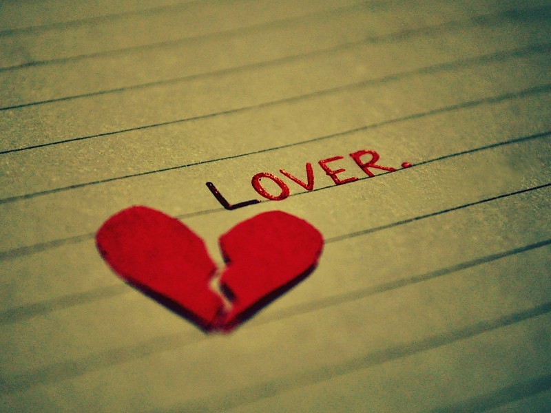 Lover With A Broken Red Heart Wallpaper - Cau Noi Hay Ve Tinh - HD Wallpaper 