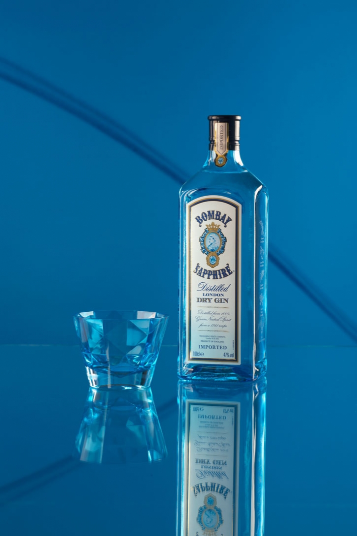 джин бомбей сапфир. 7 л. джин в синей бутылке. алкоголь джин bombay sapphire. джин в голубой бутылке.