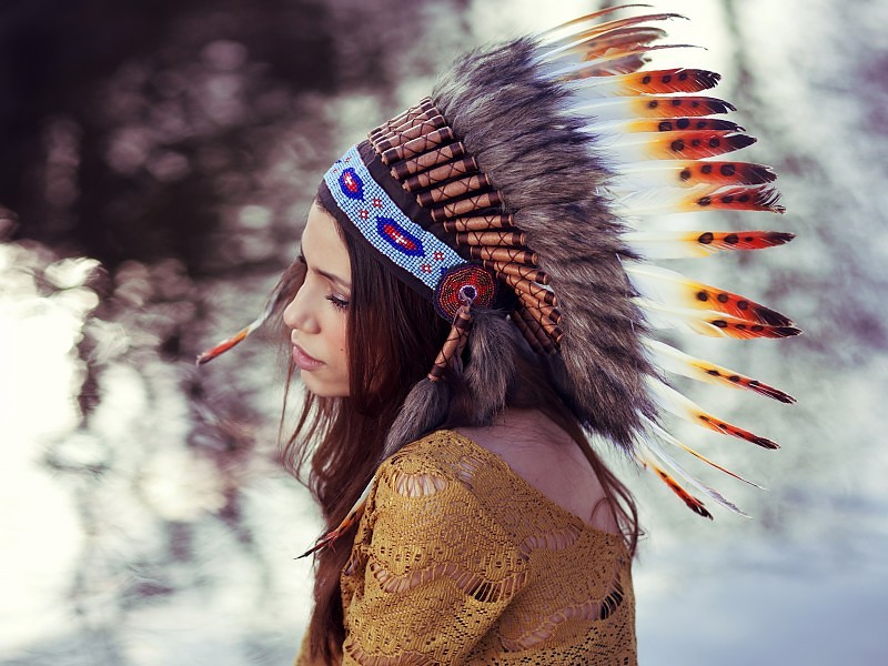 Chica Con Wallpaper Casco Indio Fondo De Pantalla - Wallpaper - HD Wallpaper 