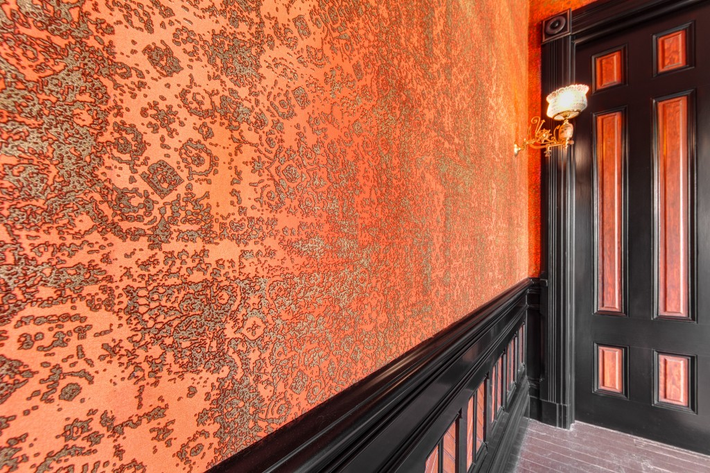 Raised Velvet Pattern On This Flock Wallcovering - Wall - HD Wallpaper 