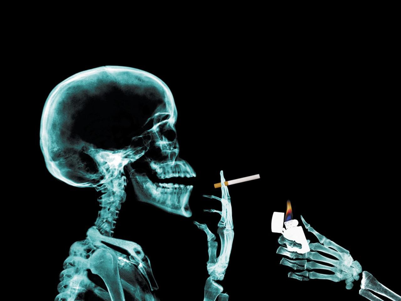 Black Blue Smoking Man In X-rays - Skull Smoking - HD Wallpaper 