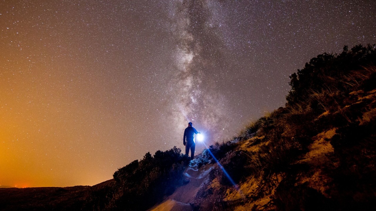 Starry Sky, Mountains, Man Wallpapers - Hombre En La Montaña - HD Wallpaper 