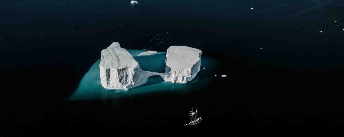 Iceberg Between Water - HD Wallpaper 