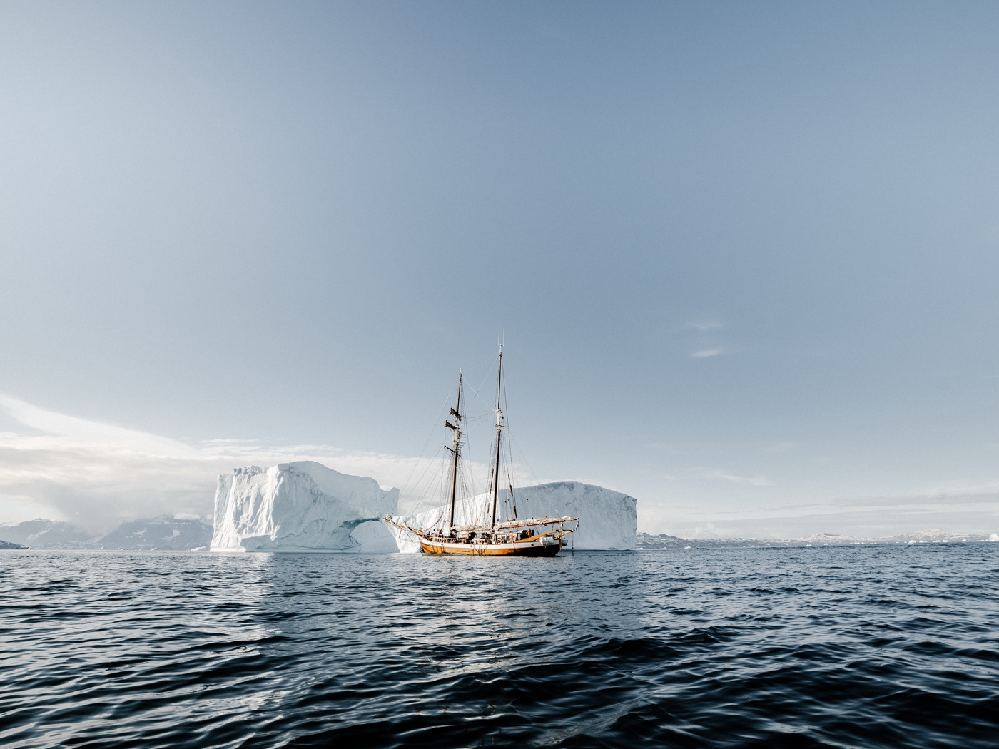 Wallpaper Ship, Ice, Iceberg, Sea, Ripples - Ice Ship Hd - HD Wallpaper 
