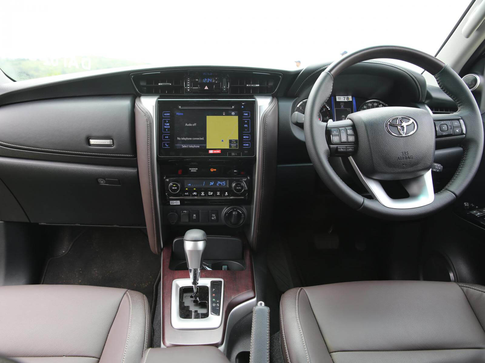 Fortuner Dashboard - HD Wallpaper 