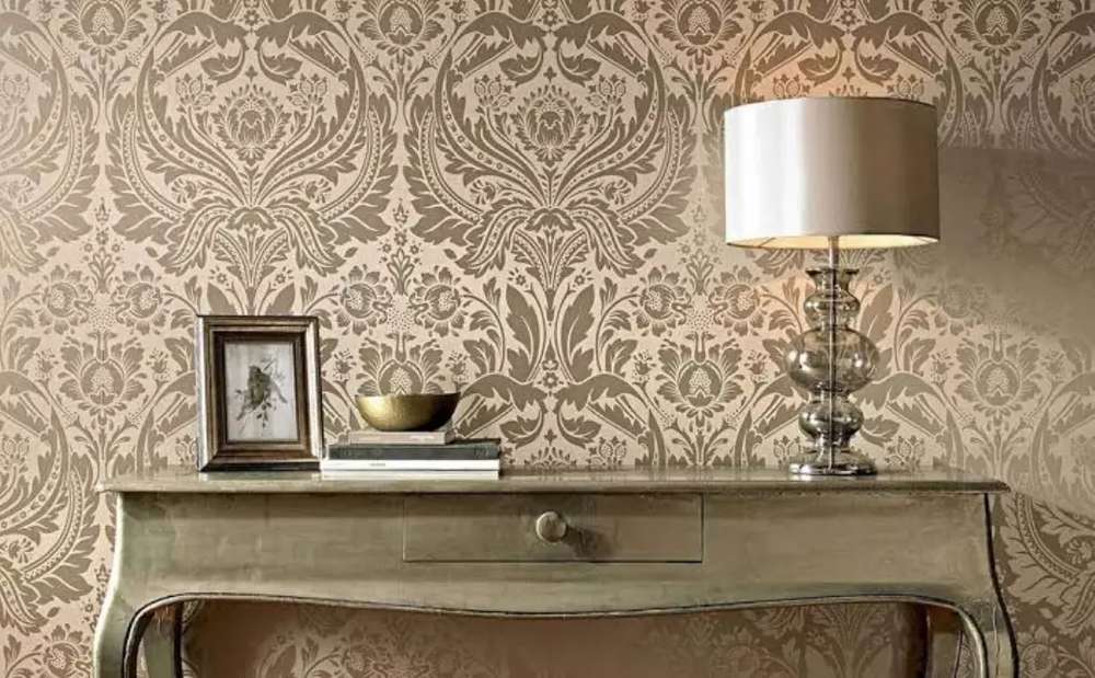 Cream Wallpaper On Brown Wall - HD Wallpaper 