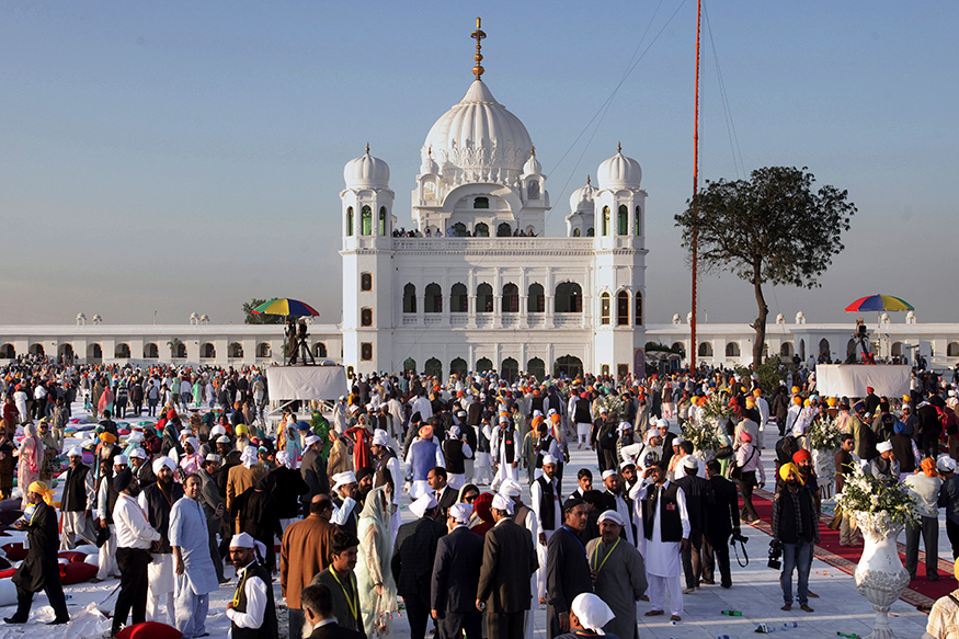 Sikh Pilgrims Visit The Shrine Of Their Spiritual Leader - Kartarpur Sahib Corridor Inauguration - HD Wallpaper 