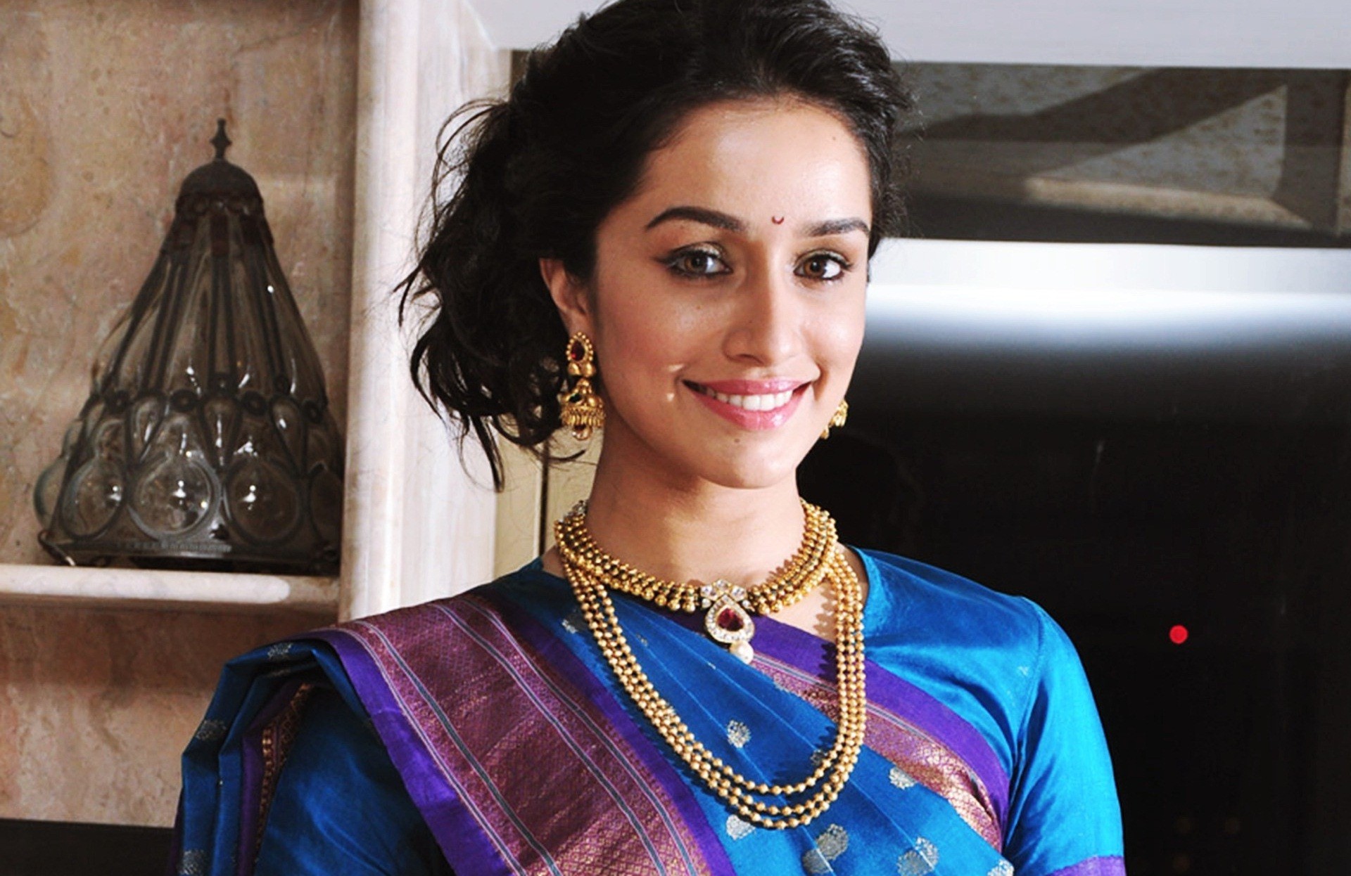 Super Star Shraddha Kapoor In Indian Saree Best Look - Shraddha Kapoor In Saree Wallpaper Download - HD Wallpaper 