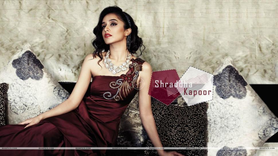 Royal Look Of Shraddha Kapoor Wallpaper,bollywood Celebrities - HD Wallpaper 