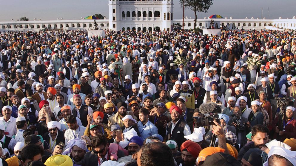 Sikhs Celebrate Founder Guru Nanak's Birth Anniversary - HD Wallpaper 