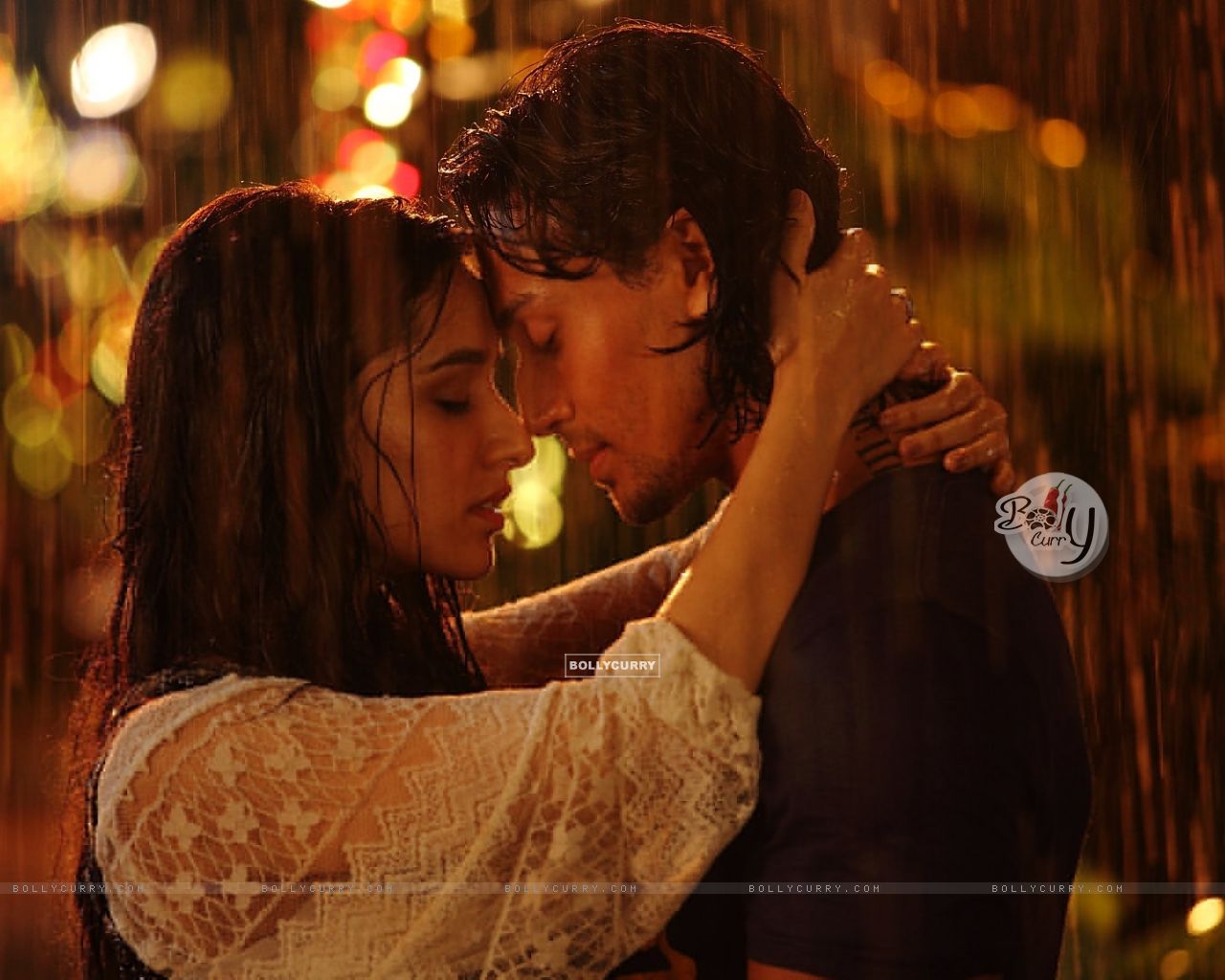 A Still Of Shraddha Kapoor And Tiger Shroff From Baaghi - Shraddha Kapoor Lip Kiss - HD Wallpaper 