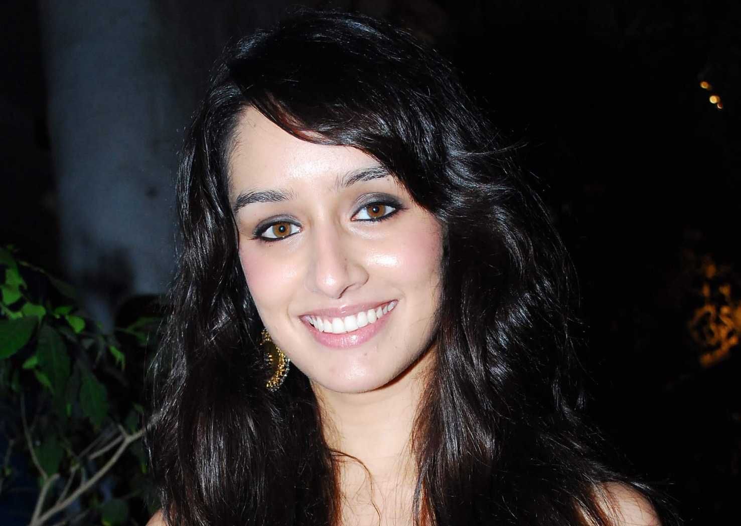 Cute Wallpapers Smile Beautiful Shraddha Kapoor - HD Wallpaper 