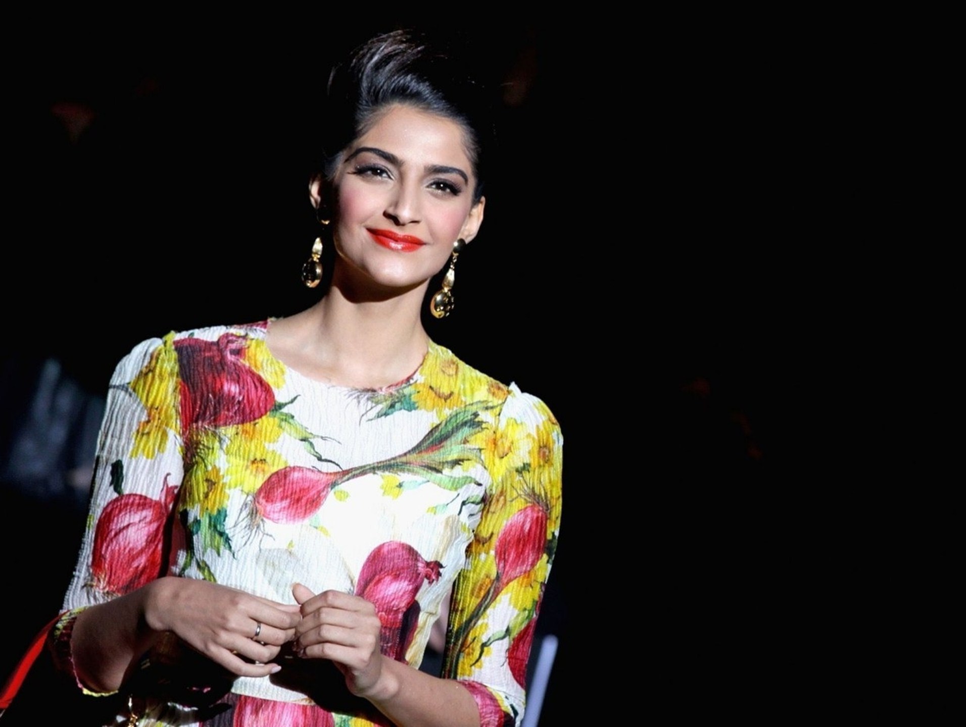 Sonam Kapoor Wallpaper Free - Photo Shoot - HD Wallpaper 