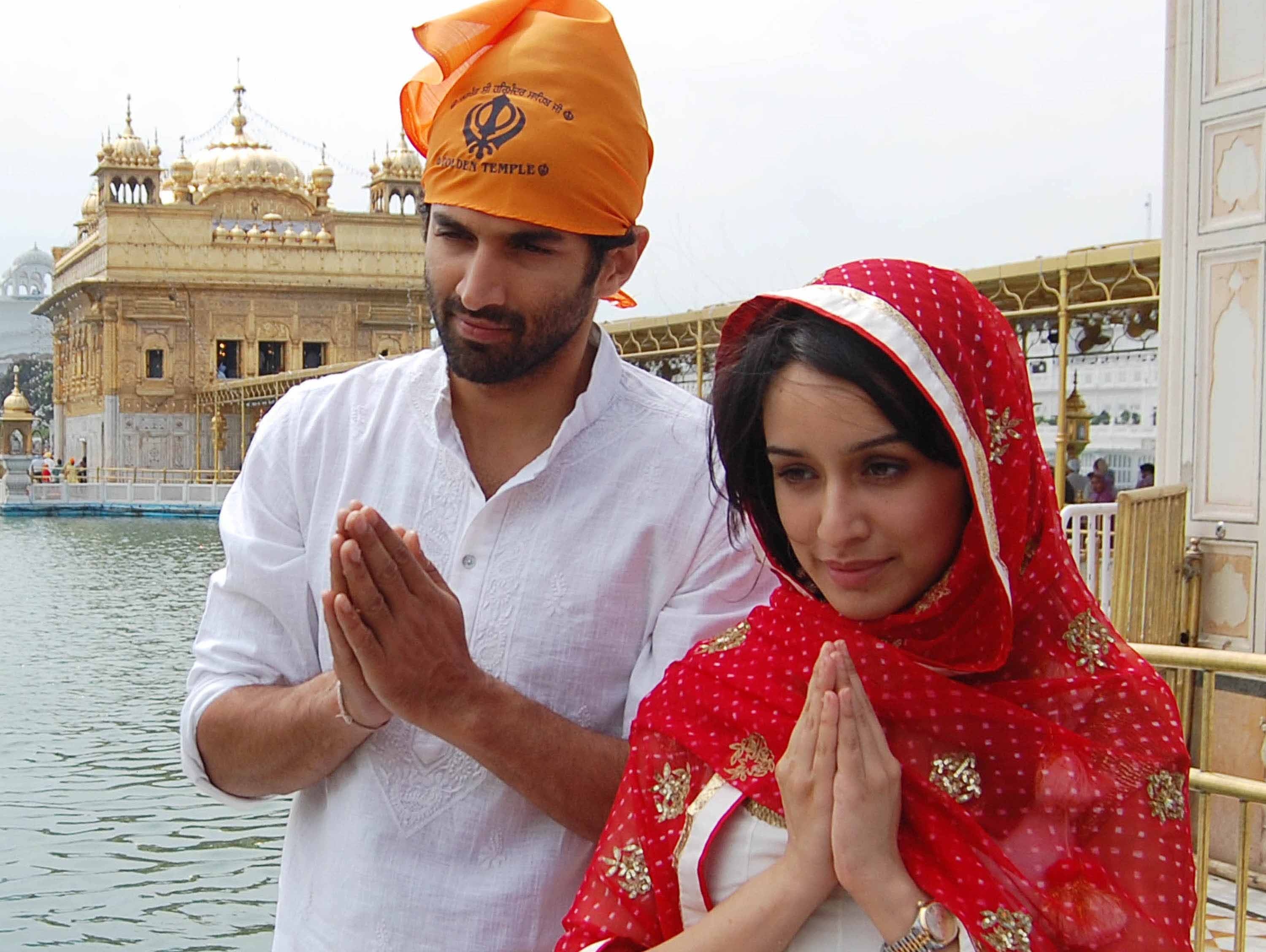 Aditya Roy Kapoor And Shraddha Kapoor At Temple Hd - Dress Code For Golden Temple Amritsar - HD Wallpaper 