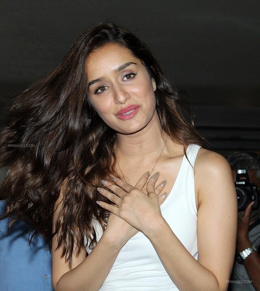 Shraddha Kapoor In Tight Blue Jeans - Shraddha Kapoor Sep 2019 - HD Wallpaper 