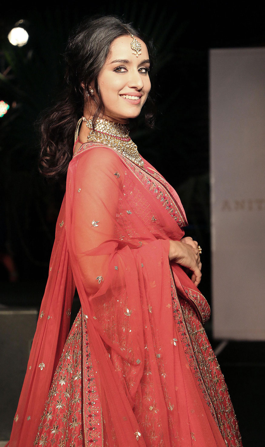 Shraddha Kapoor Walks The Runway During The Wedding - Shraddha Kapoor Bridal Look - HD Wallpaper 