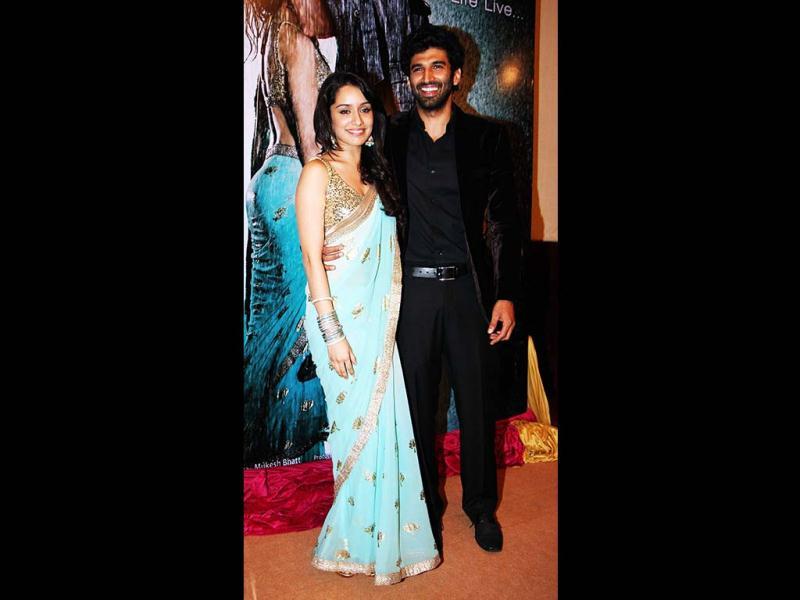 Shraddha Kapoor And Aditya Roy Kapoor At The Music - Aashiqui 2 Shraddha Kapoor Saree - HD Wallpaper 