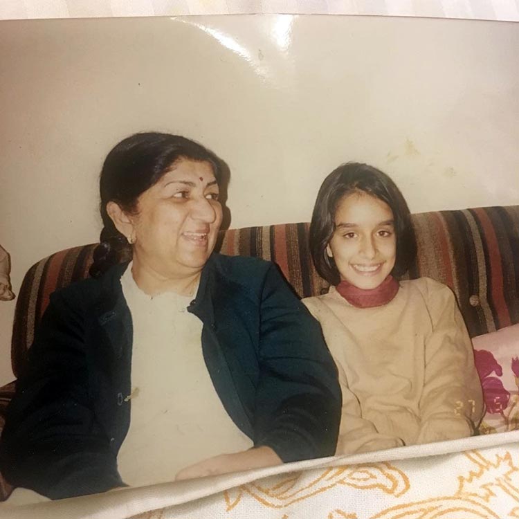 Shraddha Kapoor’s Birthday Wish For Her Lata ‘aaji’ - Shraddha Kapoor Lata Mangeshkar - HD Wallpaper 
