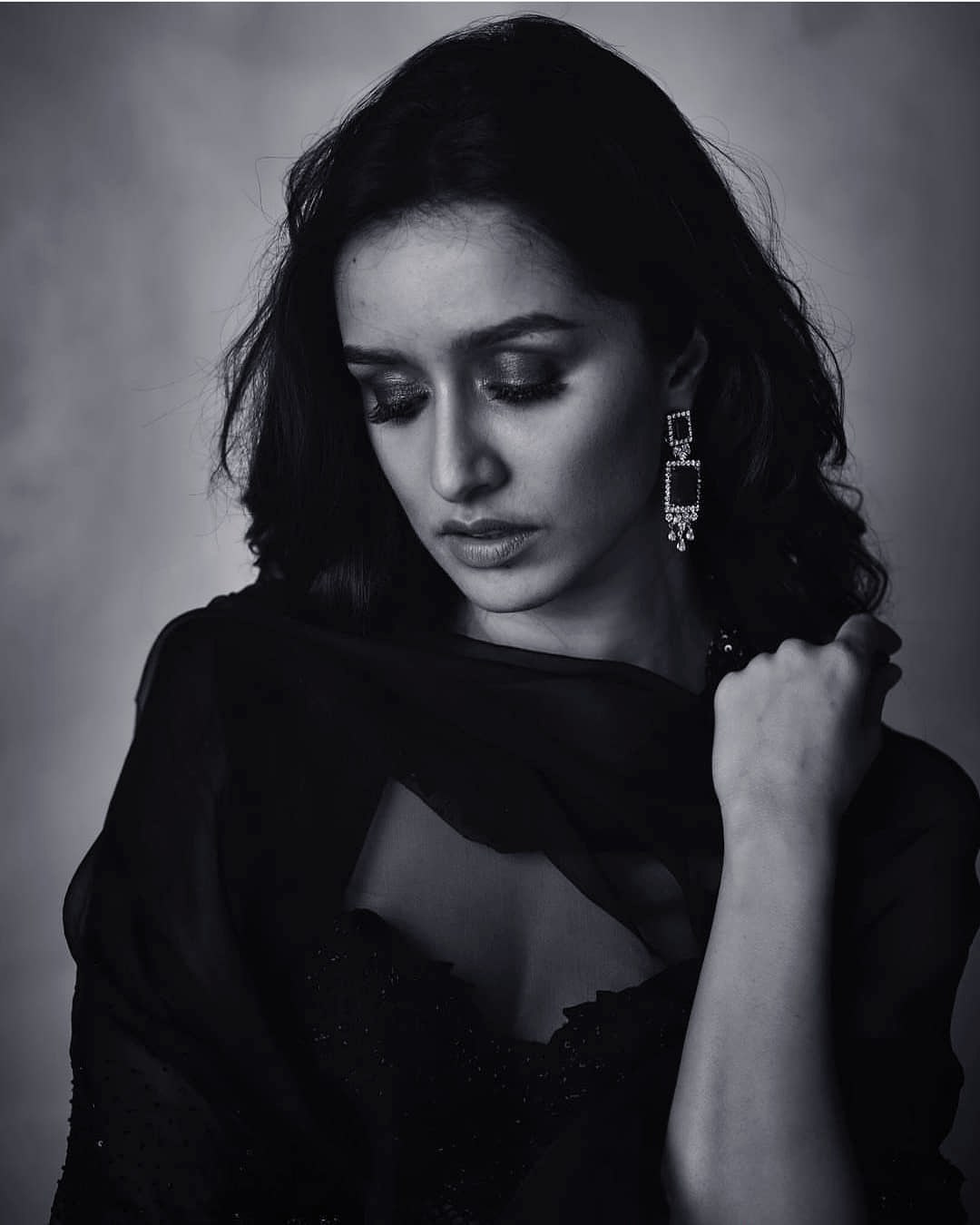 Shah Rukh Khan Diwali Party 2018 Shraddha Kapoor - Shraddha Kapoor Wallpaper Black - HD Wallpaper 