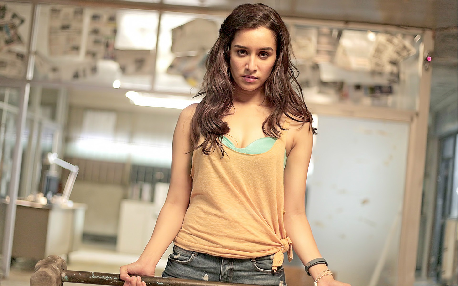 Baaghi Movie Shraddha Kapoor Sleeveless High Definition - Shraddha Kapoor In Baaghi Movie - HD Wallpaper 