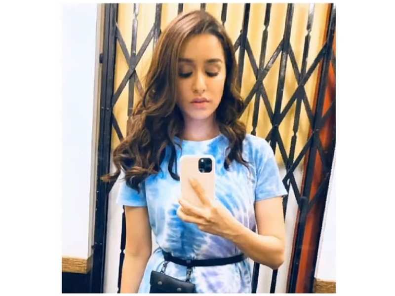 Shraddha Kapoor Mirror Selfie - HD Wallpaper 