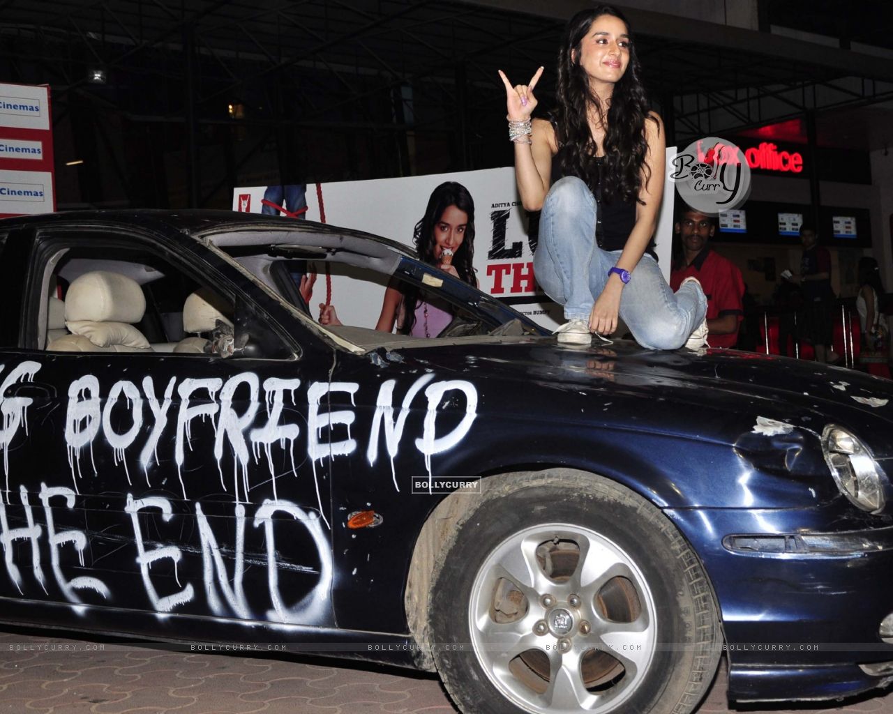 Shraddha Kapoor Breaks A Jaguar For Luv Ka The End - Shraddha Kapoor In A Car - HD Wallpaper 