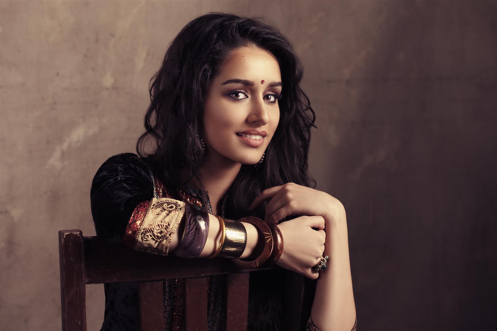 Shraddha Kapoor Indian Look - HD Wallpaper 