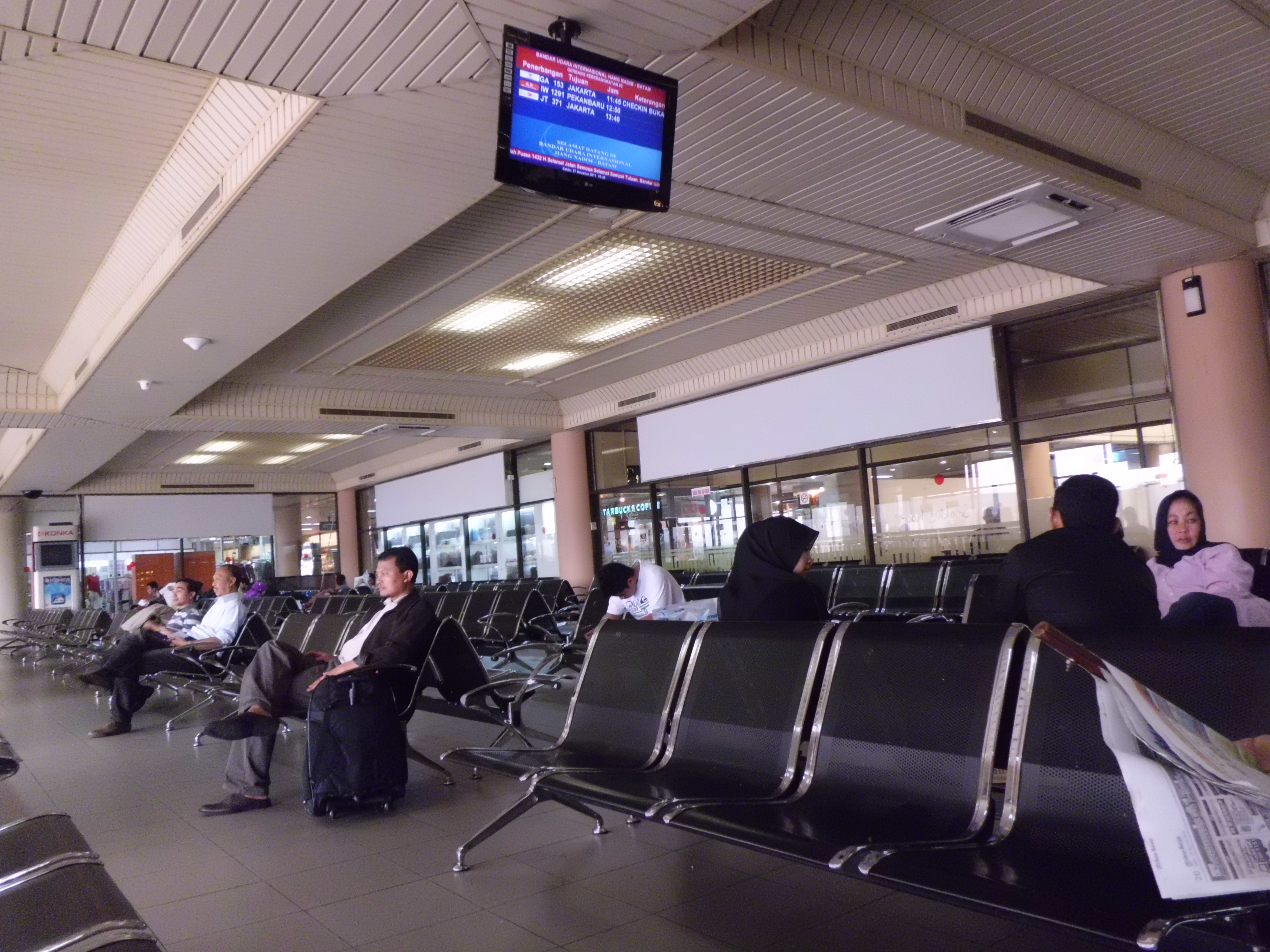 Комната ожидания в аэропорту. Аэропорт интерьер. Комната ожидания в аэропорту. Бизнес vip зал аэропорт. Зона отдыха в офисе.