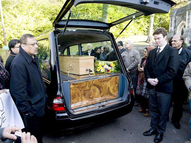 The Casket Of Veteran Actor Dev Anand, Surrounded By - Dev Anand Funeral - HD Wallpaper 