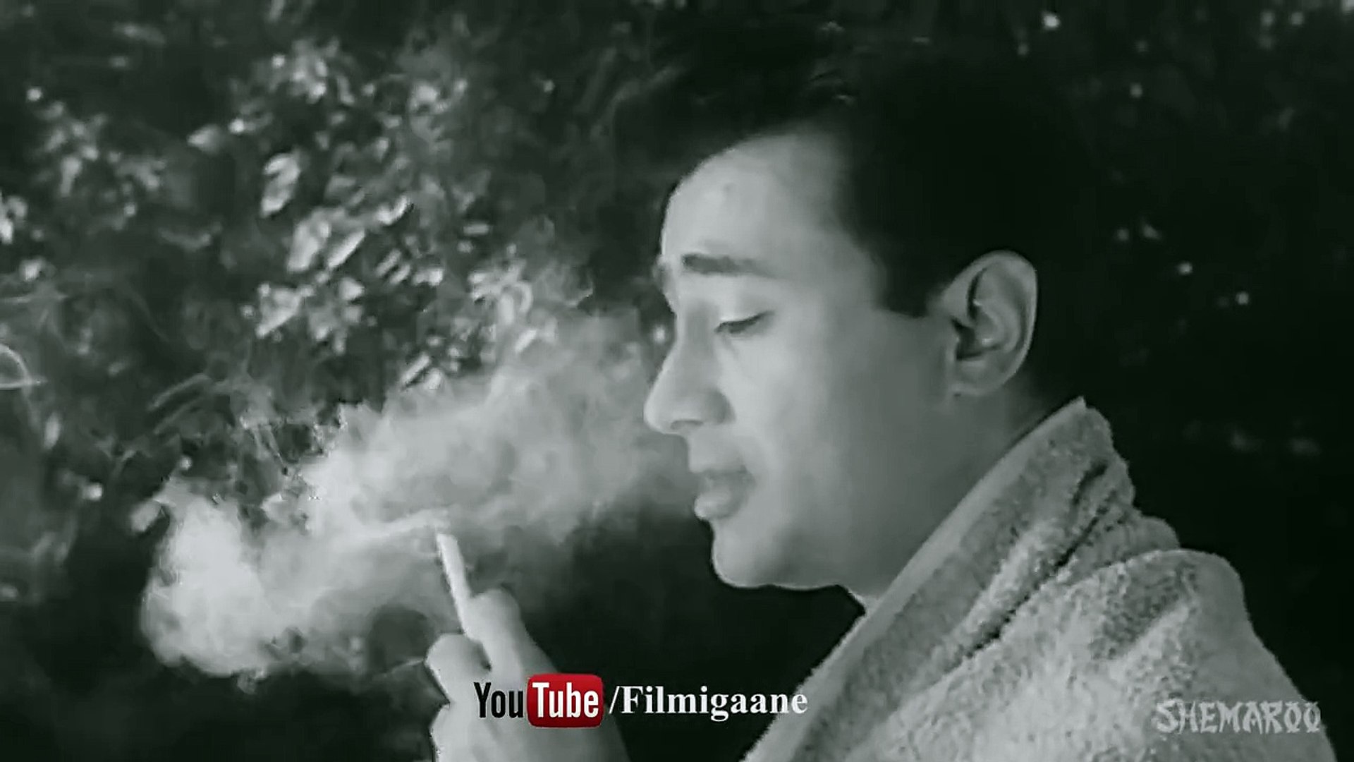 Man Smoking Cigarette India - HD Wallpaper 