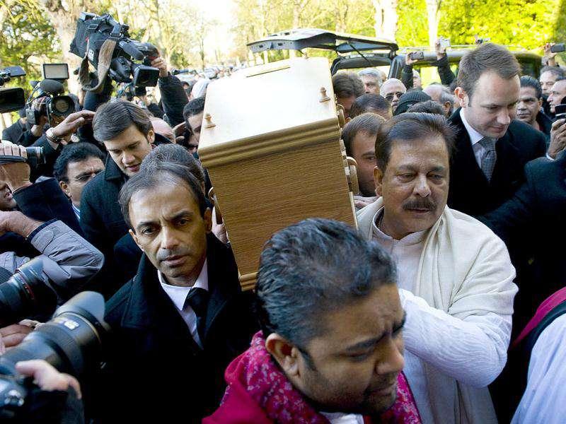 Pallbearers Carry The Casket Of Actor Dev Anand, Surrounded - Dev Anand Family Tree - HD Wallpaper 