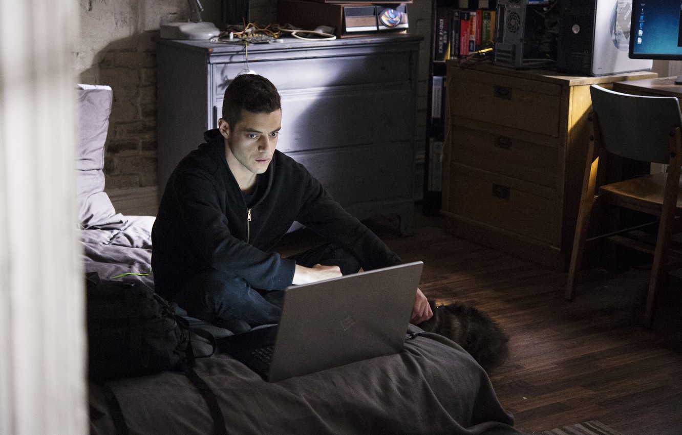 Photo Wallpaper Rami Malek, Rami Malek, Mr - Mr Robot Elliot Hacking - HD Wallpaper 