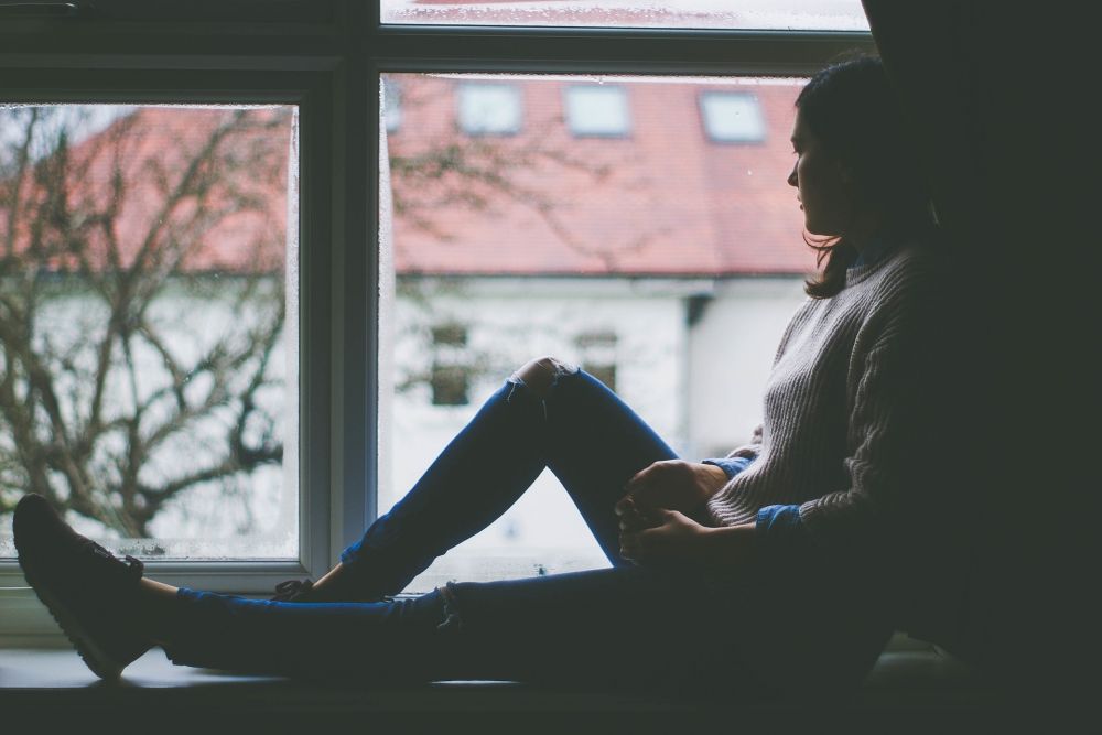 Kata Bahasa Jawa Istimewa - Sad Girl Sitting Near Window - HD Wallpaper 