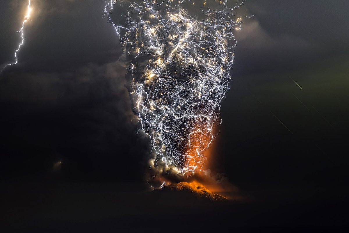 Lightning Real Volcano Eruption - HD Wallpaper 