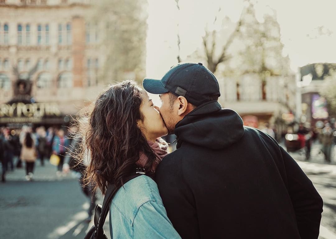 11 Pasangan Suami Istri Ini Gak Segan Unggah Foto Ciuman, - Artis Saat Bulan Madu - HD Wallpaper 